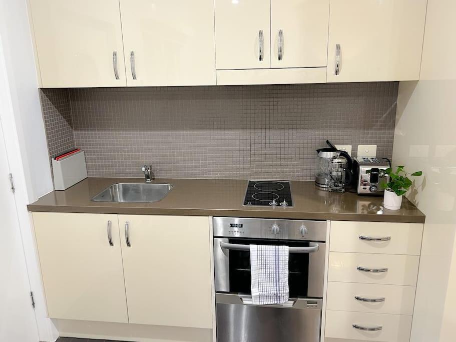 East Melbourne Unit With Courtyard Apartment ภายนอก รูปภาพ