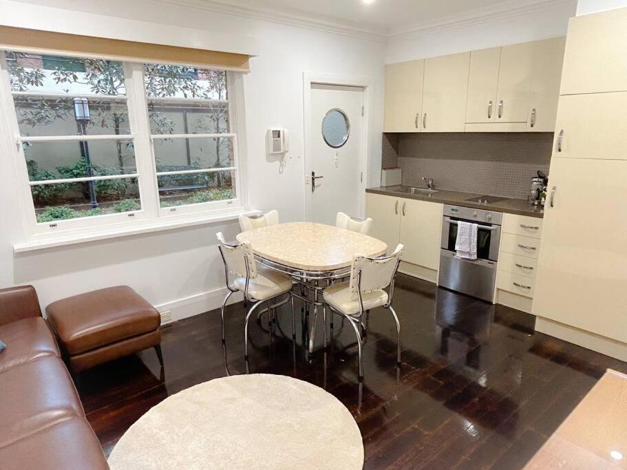 East Melbourne Unit With Courtyard Apartment ภายนอก รูปภาพ